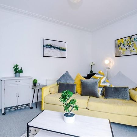 הוילה הליפקס Long Term Offers Message For Prices Sleeps 6 Adults, Contractors, Relocators, Travellers מראה חיצוני תמונה