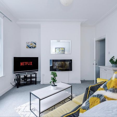הוילה הליפקס Long Term Offers Message For Prices Sleeps 6 Adults, Contractors, Relocators, Travellers מראה חיצוני תמונה