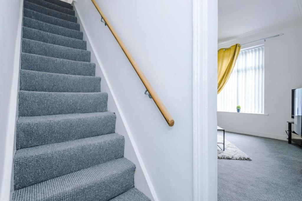 הוילה הליפקס Long Term Offers Message For Prices Sleeps 6 Adults, Contractors, Relocators, Travellers מראה חיצוני תמונה