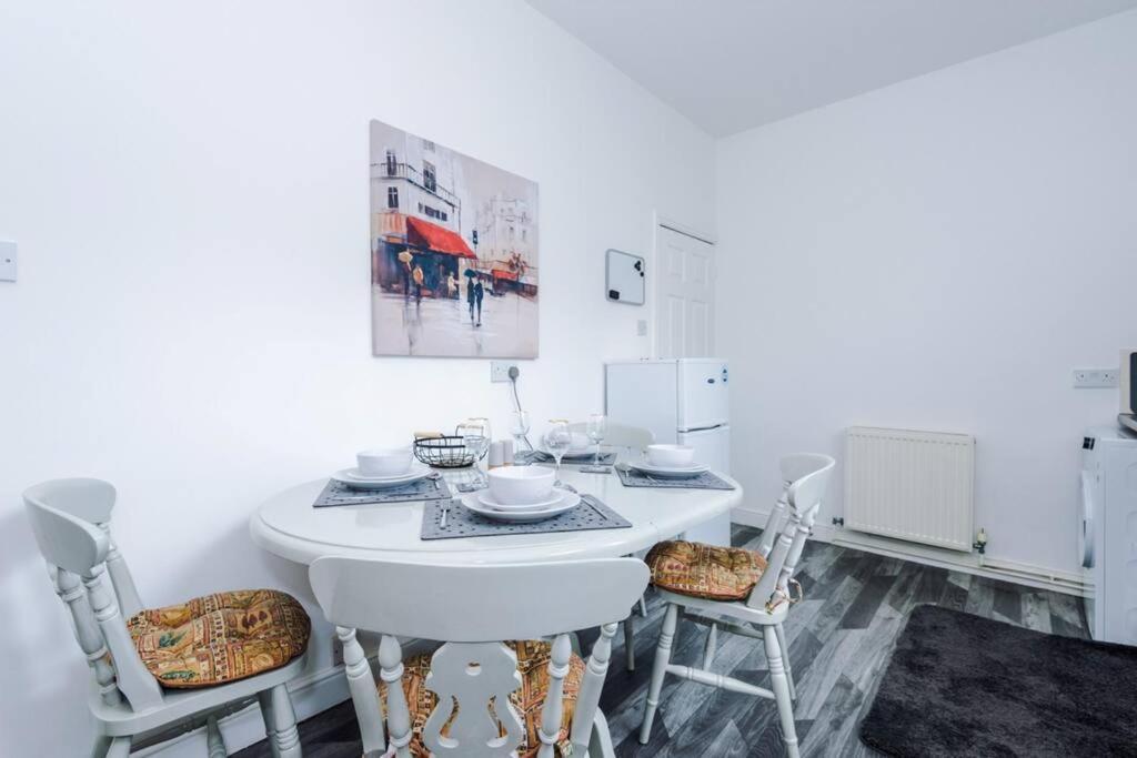הוילה הליפקס Long Term Offers Message For Prices Sleeps 6 Adults, Contractors, Relocators, Travellers מראה חיצוני תמונה