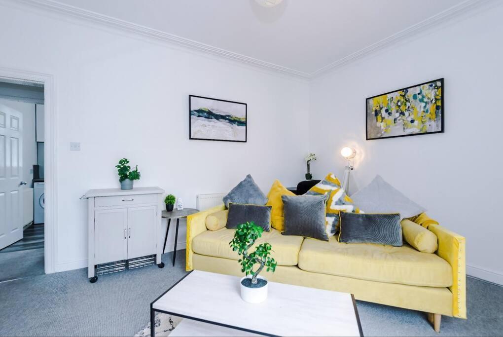 הוילה הליפקס Long Term Offers Message For Prices Sleeps 6 Adults, Contractors, Relocators, Travellers מראה חיצוני תמונה