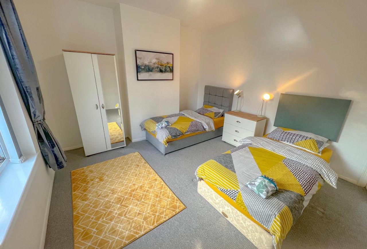 הוילה הליפקס Long Term Offers Message For Prices Sleeps 6 Adults, Contractors, Relocators, Travellers מראה חיצוני תמונה