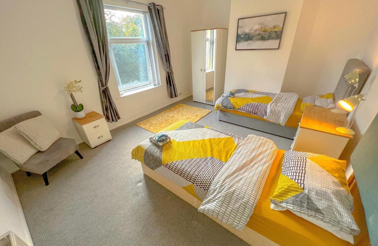 הוילה הליפקס Long Term Offers Message For Prices Sleeps 6 Adults, Contractors, Relocators, Travellers מראה חיצוני תמונה